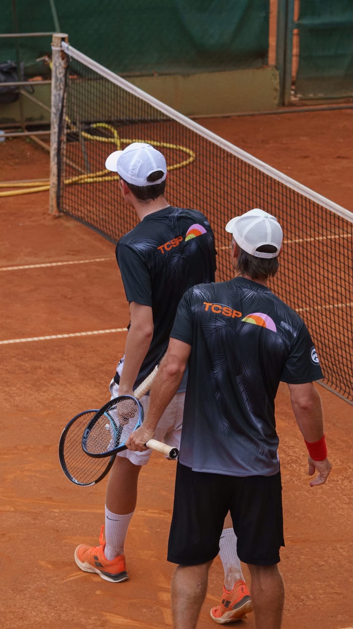 Cédric Dupuy accompagne un joueur au Tennis Club de Saint-Pierre